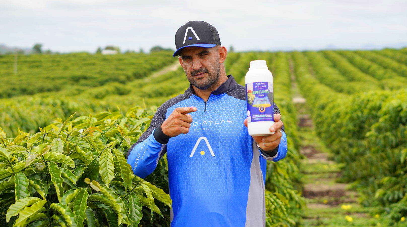 Fernando Rufino Segurando um frasco de Energy
